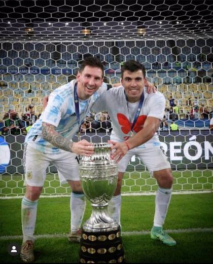 Marcos Acuña con Lionel Messi y la Copa América
