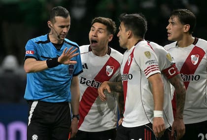 Marcos Acuña fue expulsado por una falta en el área millonaria que desencadenó en un penal para Palmeiras (Photo by NELSON ALMEIDA / AFP)