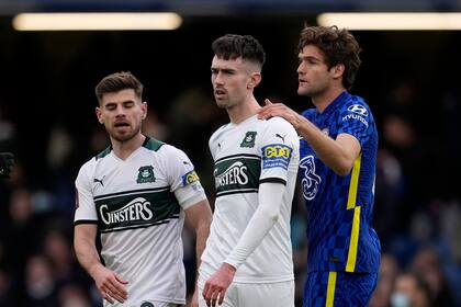 Marcos Alonso, de Chelsea, consuela a Ryan Hardie, de Plymouth al final del partido entre ambos equipos por la cuarta ronda de la FA Cup