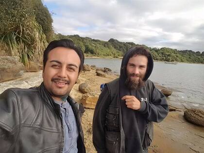 Marcos Ampuero, junto a Santiago Maldonado, en la isla chilena de Chiloé