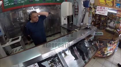 Marcos Ariel Rodríguez, excabo de la policía bonaerense que estaba prófugo por la Masacre de Wilde, al ser detenido, en septiembre de 2014, en La Falda, Córdoba, donde vivía con su familia y manejaba una carnicería