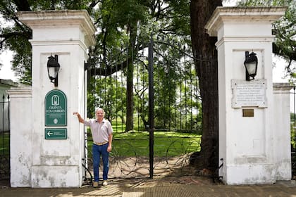 Marcos Belgrano, descendiente de Manuel Belgrano, muestra las guías sociales y el escudo en la Quinta Los Ombúes en San Isidro.