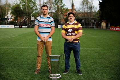 Marcos Borghi, Francisco Ferronato y la copa que levantará uno de ellos este sábado.