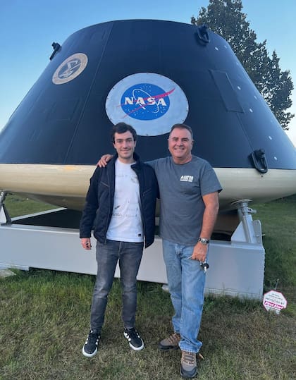 Marcos Bruno con el argentino Pablo de León, considerado "el Messi de los trajes espaciales", en el Integrated Lunar/Martian Analog Habitat (Ilmah) en la North Dakota University