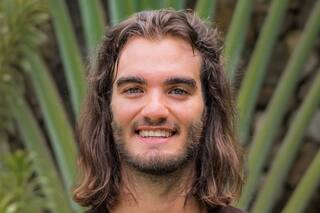 Quién es el mochilero argentino que “atrapa basura”, recluta voluntarios y sanea los ríos más contaminados planeta