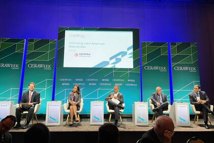 Marcos Bulgheroni, CEO de PAE (centro), y Pablo Iuliano, CEO de YPF (a la derecha), en el panel Unlocking Latin American Natural Gas en la CERAWeek en Houston