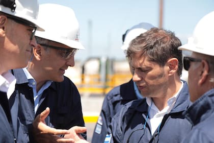 Para Kicillof en territorio bonaerense se encuentra el 72% de la capacidad de refinación de nafta y gasoil, y está instalado los principales polos petroquímicos del país. Es decir, es donde se genera el valor agregado de la industria