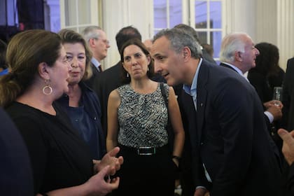 Marcos Bulgheroni conversa con Mónica Gancia, Adriana Rosenberg, presidente de Fundación Proa, y Joaquina Testa