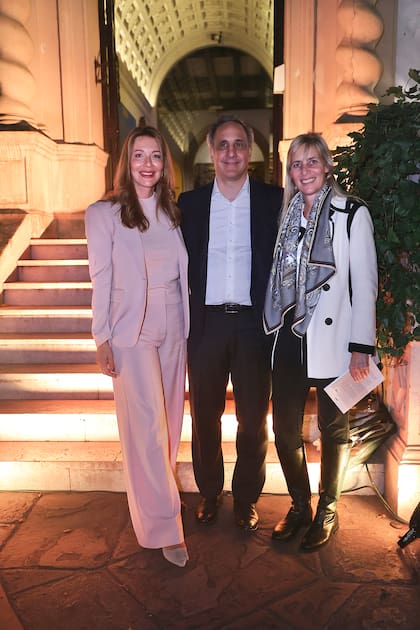 Marcos Bulgheroni junto a su esposa, Nunzia Locatelli, y su prima, Mariana Bulgheroni