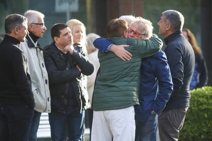 Marcos Cabrales, consolado por sus seres queridos.