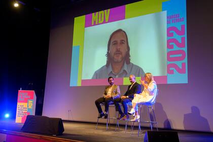 Marcos Christensen (CEO de la agencia Time for Digital, en la pantalla), Maximiliano Sastre (director Comercial de Clarin), Gervasio Marques Peña (director Comercial de LA NACION) y Romina Stekar (gerente Comercial de Infobae).