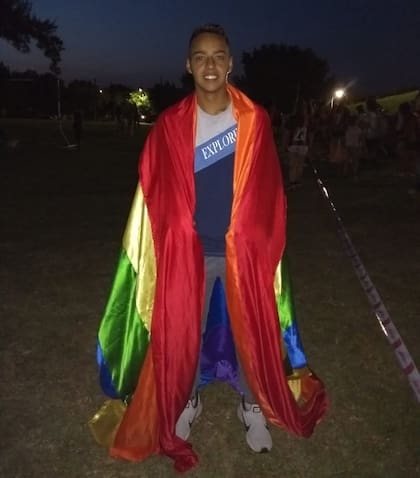 Marcos posa con la bandera del orgullo