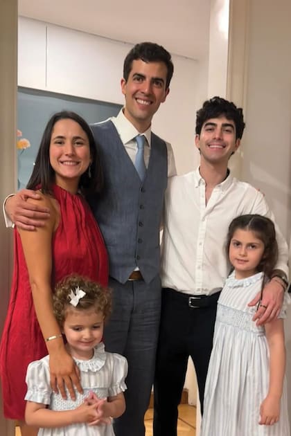 Marcos con sus hermanos Mateo y Juana (del
primer matrimonio del ex gobernador de Salta con Ximena Saravia
Toledo) y Belita y Julia (frutos
del amor del político y la actriz)