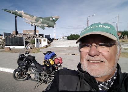 Marcos Czerwinski “rider” en las rutas argentinas junto a su moto y su otra gran pasión, el vuelo supersónico. (Gentileza de Marcos Czerwinski).