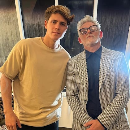 Marcos de Gran Hermano junto a "el Tano", el peluquero de la selección argentina