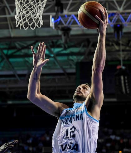 Marcos Delía en acción durante el 83-72 sobre Canadá del último jueves; con ese triunfo, Argentina quedó muy cerca de la clasificación para Filipinas-Indonesia-Japón.