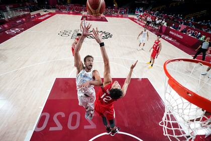 Marcos Delia lanza frente al japonés Yuta Watanabe; el pivote argentino tuvo un muy buen rendimiento.