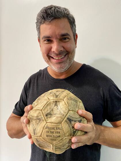 Marcos Eduardo Neves tenía 12 años y era alcanza pelotas del Clube de Regatas do Flamengo cuando, en 1987, Renato Portaluppi, de 25, fue contratado por el Mengao; terminaron generando una relación de amistad y... así llegó la pelota de Italia 90 a poder de Neves