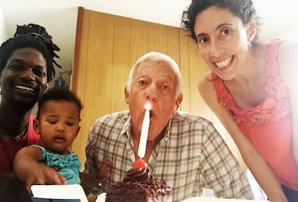 Marcos Efron, junto a su hija Laura y a su nieta Aya y su yerno Edwin, en su cumpleaños