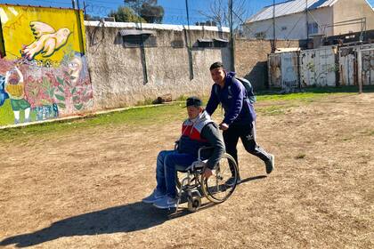 Marcos Ezequiel Paredes Moreira, uno de sus compañeros de andanzas, terminó en silla de ruedas cuando en una persecución policial le dieron un tiro en la espalda.