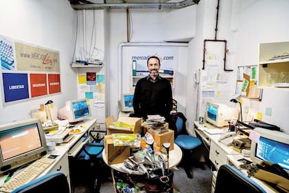 Marcos Galperín, el creador de la compañía, en el garage donde empezó todo