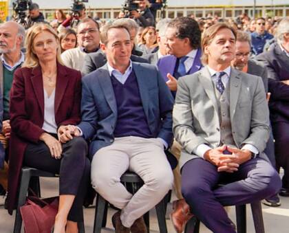 Marcos Galperin junto a su esposa, Karina, y Luis Lacalle Pou, la semana pasada