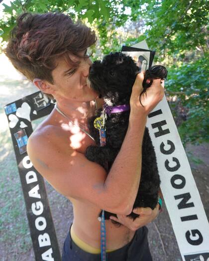 Marcos Ginocchio celebró su graduación junto a su perrita, Morita