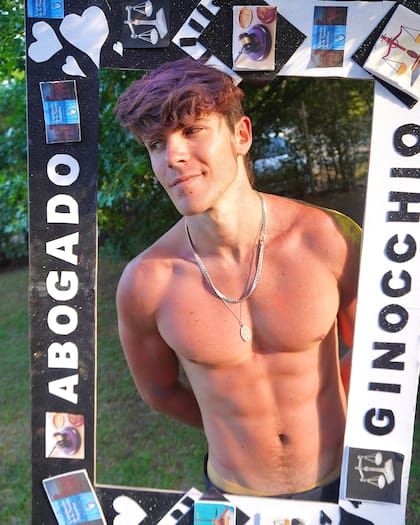 Marcos Ginocchio se recibió de abogado y festejó en las calles de Salta