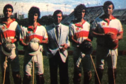 Marcos, Gonzalo y Horacio (h.) Heguy y Alejandro Garrahan con Bilardo antes de la final, cuando los palenques eran accesibles a todo el público en el Argentino Abierto.