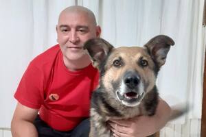 Marcos Herrero y uno de sus perros rastreadores