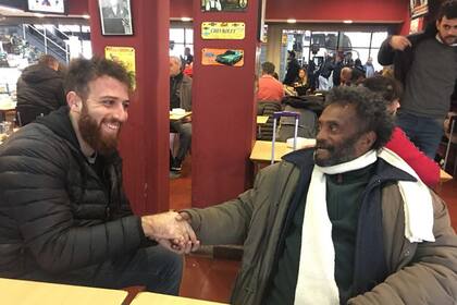 Marcos Linares y Tomás Chaufan, desayunando minutos antes de encontrarse con la familia