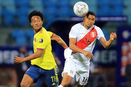 Marcos López cabecea; Juan Cuadrado no llega a interceptar