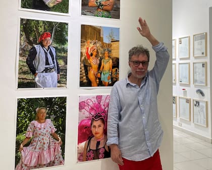 Marcos López con obras que Aimé Luna realizó bajo su supervisión