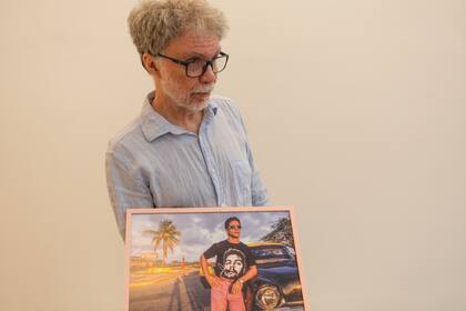 Marcos López con una de sus fotografías