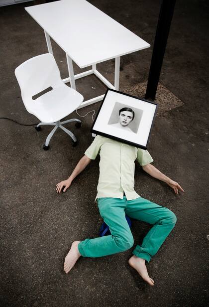 Marcos López, oculto tras una foto de Humberto Rivas