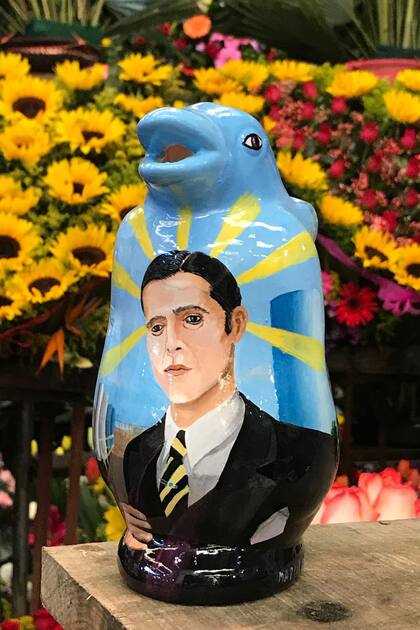 Pingüino pintado a mano con la impronta pop latino de Marcos López: una edición limitada para vender en redes durante la cuarentena