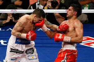 Marcos Maidana sufrió ante Amir Khan, pero se aseguró su trabajo con Golden Boy