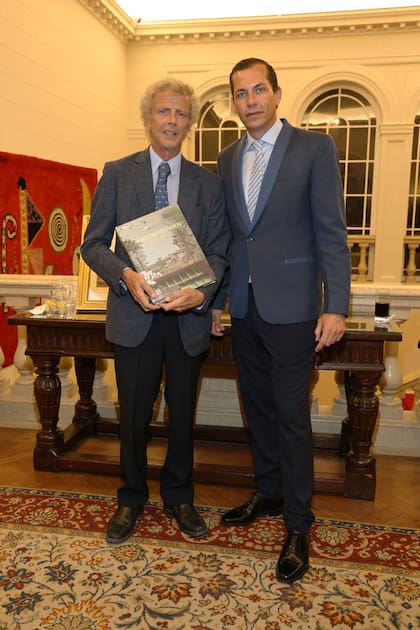 Marcos Malbrán. presidente de Casa FOA, junto a James Boyd Niven