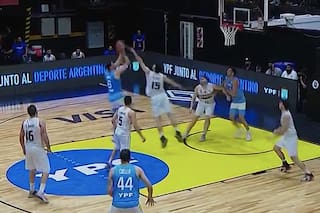 El momento de “plantel-hinchada” de la Argentina, tras otra victoria camino al Mundial