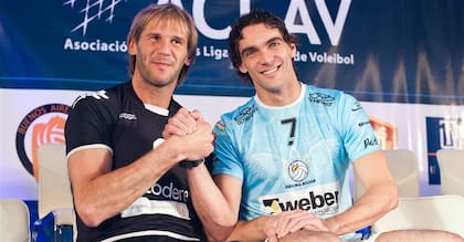 Marcos Milinkovic con uno de sus amigos: el crack brasileño Giba, en un choque entre Buenos Aires Unidos y Bolívar