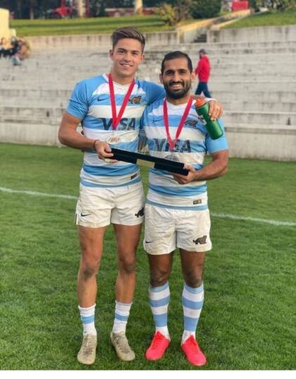 Marcos Moneta con Gastón Revol luego de consagrarse campeones del Seven de Madrid