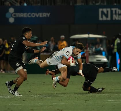 Marcos Moneta, con la pelota en el partido ante los All Blacks