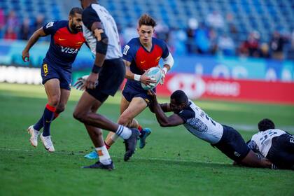 Marcos Moneta evita el tackle y escapa hacia el in-goal de Fiji