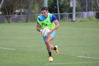 Marcos Moneta haciendo en un entrenamiento de Pumas 7s lo que más lo destaca: correr con una pelota en las manos.