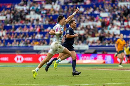 Marcos Moneta le apunta al try. Su conquista definió la semifinal ante Australia y los Pumas 7s van por su primer título en Hong Kong
