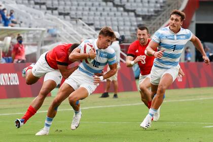 Marcos Moneta lleva la pelota en el ataque argentino