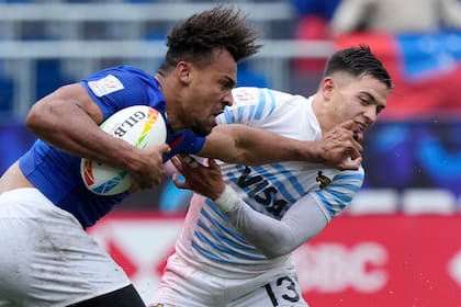 Marcos Moneta recibe un hand-off del francés Jordan Sepho, pero el Rayo se destacó con una corrida de 70 metros para un try; Argentina se clasificó para los cuartos de final y será rival del bravo Samoa.