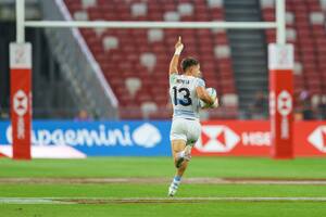 Marcos Moneta se encamina al ingoal de Gran Bretaña para marcar el try con el que los Pumas 7s ganaron agónicamente en Singapur