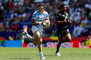 Marcos Moneta viaja hacia su try, el primero del partido para los Pumas 7s ante Nueva Zelanda, en el seven de Valladolid