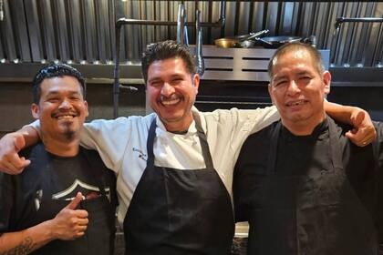 Marcos Murillo (centro) con dos de sus empleados en el restaurante